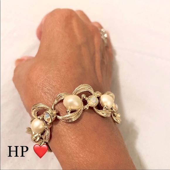 Vintage Jewelry - Vintage pretty Bracelet with faux pearls & AB crystals. Intricate design